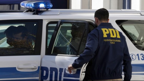 Detienen a mujer por homicidio de su pareja: Lo apuñaló en una cancha delante de sus amigos