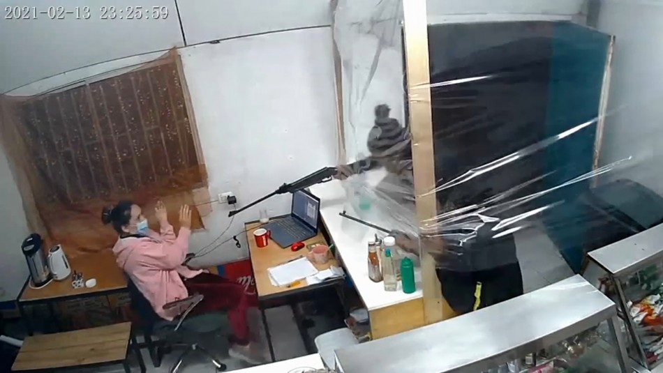 Video muestra asalto con escopetas sufrido por mujer y su nieta en local de Curicó Video muestra asalto con escopetas sufrido por mujer y su nieta en local de Curicó