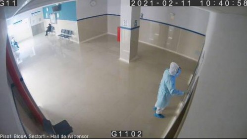 Policía se disfraza de médico para ver a su padre internado por Covid: Lo encuentra muerto