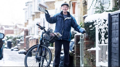 Repartidor de diarios de 80 años pospone su retiro tras recibir bicicleta eléctrica