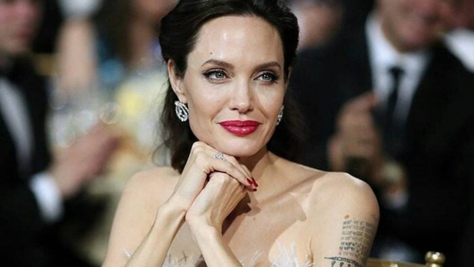Angelina Jolie muestra sus tatuajes en un comercial para una marca de perfumes Angelina Jolie muestra sus tatuajes en un comercial para una marca de perfumes