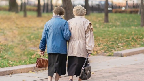 Dos mujeres se disfrazan de abuelitas para recibir la vacuna contra el coronavirus