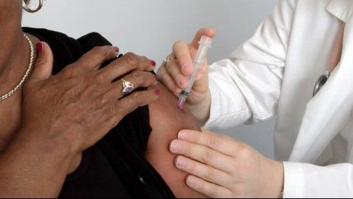 Enfermera usa jeringa vacía para 'vacunar' a anciana por coronavirus: Video demostró el engaño