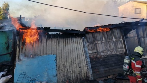 Valparaíso: Incendio consumió dos viviendas y dejó tres damnificados en Playa Ancha