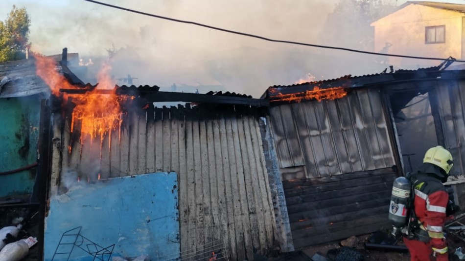 Incendio en Playa Ancha Valparaíso: Incendio consumió dos viviendas y dejó tres damnificados en Playa Ancha