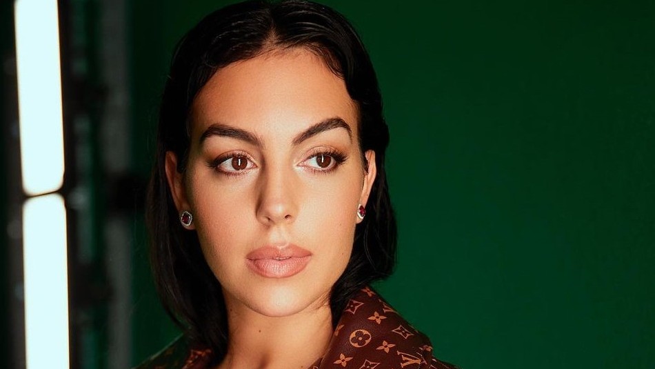 Novia de Cristiano Ronaldo posa con lujosa cartera en una atrevida sesión de fotos Novia de Cristiano Ronaldo posa con lujosa cartera en una atrevida sesión de fotos
