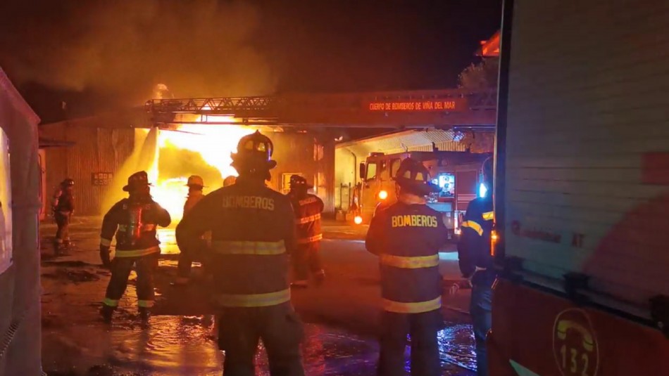 Video muestra explosión en violento incendio que afectó a bodega de detergentes en Concón Video muestra explosión en violento incendio que afectó a bodega de detergentes en Concón