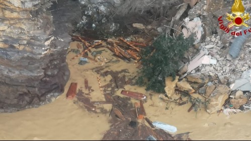 Decenas de ataúdes terminan flotando en el mar tras derrumbe en cementerio italiano