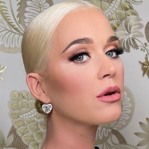 Katy Perry luce un traje de baño púrpura a seis meses del nacimiento de su hija Katy Perry luce un traje de baño púrpura a seis meses del nacimiento de su hija