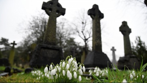 De terror: Cementerio cerró sus puertas con un adulto mayor en su interior