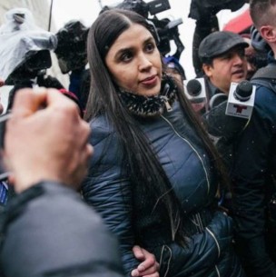 Sin maquillaje y con traje de reclusa: La primera foto de la esposa del Sin maquillaje y con traje de reclusa: La primera foto de la esposa del