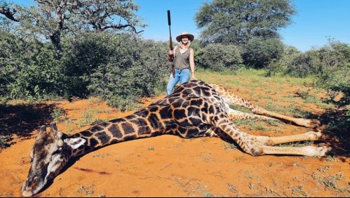 Se fotografió con el cadáver y corazón de una jirafa: Se ganó el repudio en redes sociales