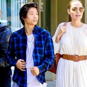 Shiloh, la hija de Angelina Jolie, reaparece con sus jeans rasgados en un estudio de baile Shiloh, la hija de Angelina Jolie, reaparece con sus jeans rasgados en un estudio de baile