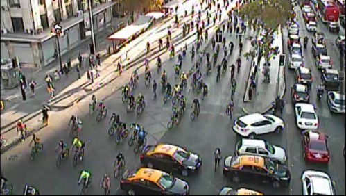 Caravana de ciclistas se desplaza por distintos puntos de Santiago