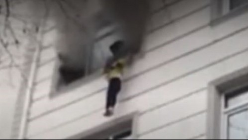 Madre lanza a sus cuatro hijos desde tercer piso de departamento para salvarlos de un incendio