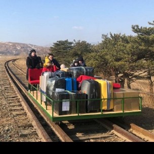 Diplomáticos rusos deben abandonar Corea del Norte empujando un carro por líneas del tren Diplomáticos rusos deben abandonar Corea del Norte empujando un carro por líneas del tren