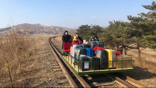 Diplomáticos rusos deben abandonar Corea del Norte empujando un carro por líneas del tren