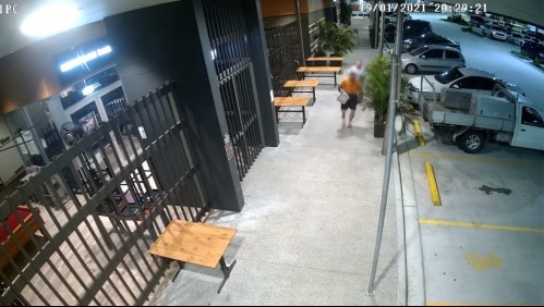 [VIDEO] Adulta mayor embistió a ladrón que le había robado la cartera