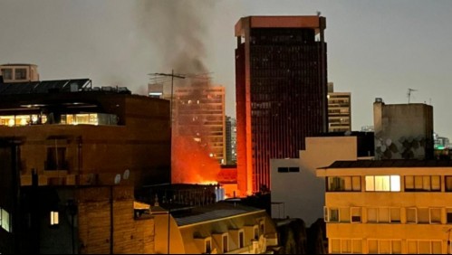 Incendio afectó a oficinas del SernamEG y la Defensa Civil en el barrio Lastarria