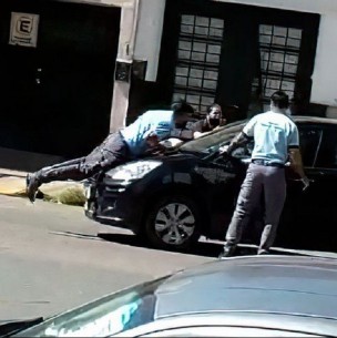 Conductora arrastra a oficial de tránsito para evitar multa y la acusan de intento de homicidio Conductora arrastra a oficial de tránsito para evitar multa y la acusan de intento de homicidio