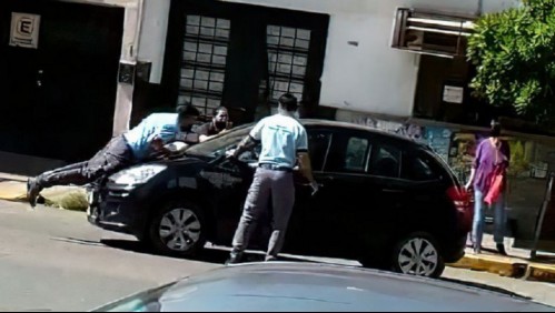 Conductora arrastra a oficial de tránsito para evitar multa y la acusan de intento de homicidio