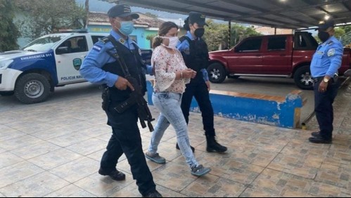 Mujer asesina a su esposo al encontrarlo tomando licor con unas amigas en un bar