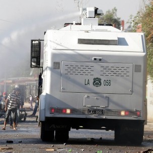 Joven habría sido herido por carrolanzaaguas de Carabineros mientras estaba en su casa Joven habría sido herido por carrolanzaaguas de Carabineros mientras estaba en su casa