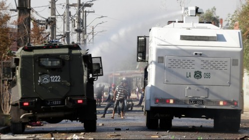 Joven denuncia que fue herido por carro lanzaaguas de Carabineros mientras estaba en su casa