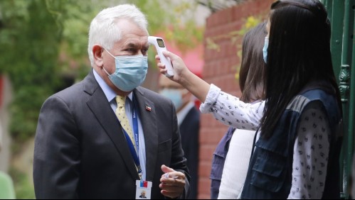 Ministro Paris destaca plan de vacunación a un año del primer caso de coronavirus en Chile