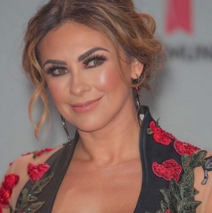 Aracely Arámbula cautiva al compartir foto a la luz de las velas en su Instagram Aracely Arámbula cautiva al compartir foto a la luz de las velas en su Instagram