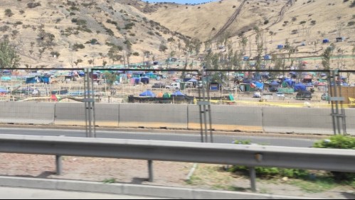 Vecinos protestan por toma de terrenos en cerro Renca: Son cerca de mil personas