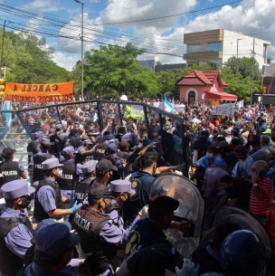 Fuertes disturbios en ciudad argentina por regreso a cuarentena estricta Fuertes disturbios en ciudad argentina por regreso a cuarentena estricta