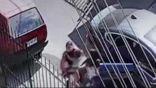 Cámara de seguridad grabó robo a desesperada madre que sacó a sus pequeños hijos de su auto