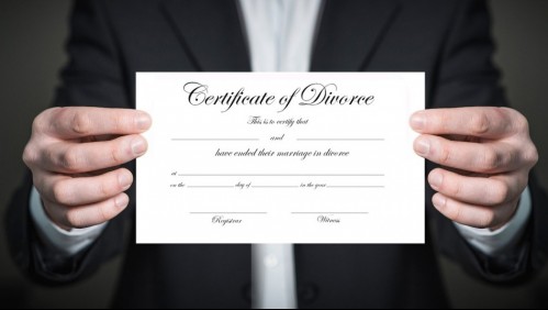 Le encontró una peluca: Mujer le exigió el divorcio a su esposo tras descubrir que era calvo