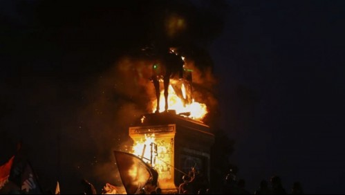 'Deberán responder por sus actos': Subsecretario Galli tras quema del monumento a Baquedano