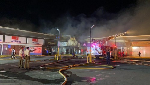 Incendio en Huechuraba deja 3 locales consumidos por las llamas