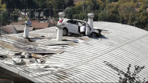 Auto se queda sin frenos y termina sobre el techo de un colegio en Viña del Mar