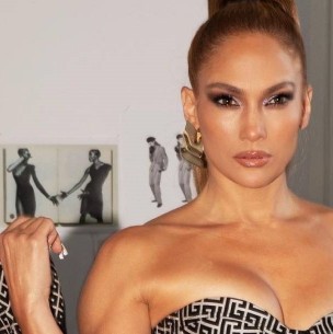El raro look de Jennifer Lopez en una bañera: Aseguran que es idéntica a El raro look de Jennifer Lopez en una bañera: Aseguran que es idéntica a