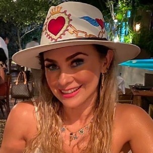 Aracely Arámbula celebra su cumpleaños 46 con un pastel de Dior y llena de flores Aracely Arámbula celebra su cumpleaños 46 con un pastel de Dior y llena de flores
