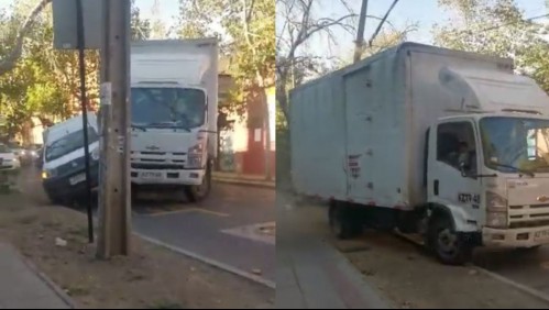 Video muestra día de furia de camionero: Chocó reiteradamente a vehículo menor y botó poste