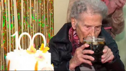 Anciana de 100 años se vacunó contra el coronavirus y lo celebró bebiendo fernet