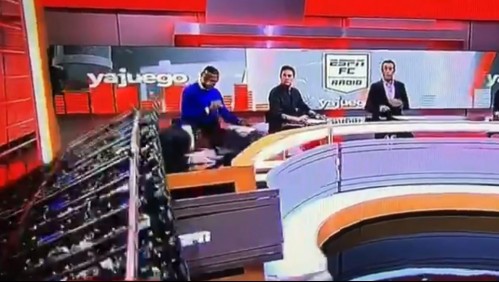 Panelista de cadena de TV de Colombia fue aplastado por pantalla gigante en plena transmisión