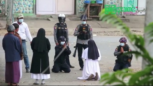 Monja se arrodilla ante policías de Myanmar para suplicar que no disparen contra niños