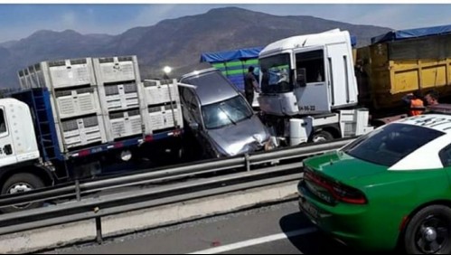 Cuatro camiones y tres vehículos protagonizan colisión múltiple en Paine cortando ruta 5 Sur