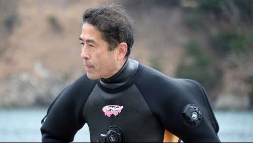 Hombre bucea buscando a su esposa desaparecida en tsunami: 'Sigue queriendo venir a casa'