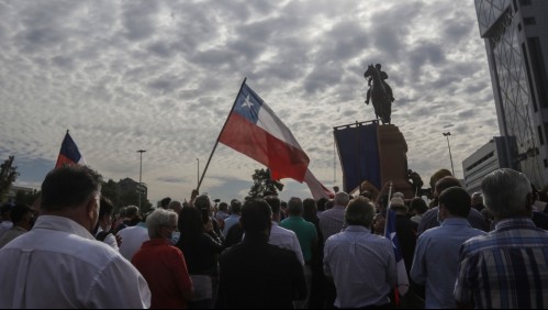 Estaba presente Cristián Labbé: Grupo se manifiesta contra mover estatua del General Baquedano