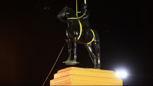 Retiran estatua del general Baquedano de Plaza Italia tras 93 años