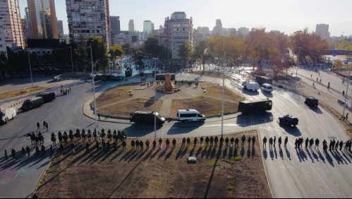 Gran contingente policial marca manifestaciones sin monumento de Baquedano en Plaza Italia
