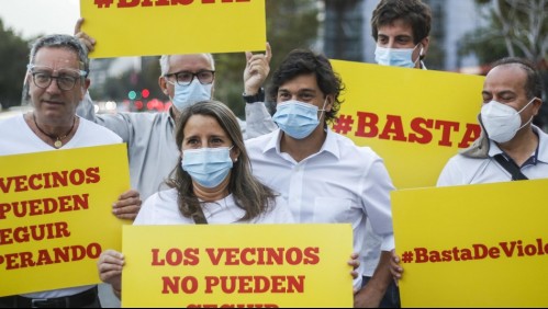 Diputados RN se manifiestan en Plaza Italia por retiro de la estatua del General Baquedano