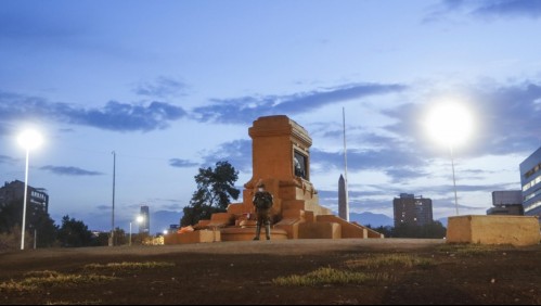 Así luce la plaza Baquedano sin la estatua del general: Se le rindieron honores militares